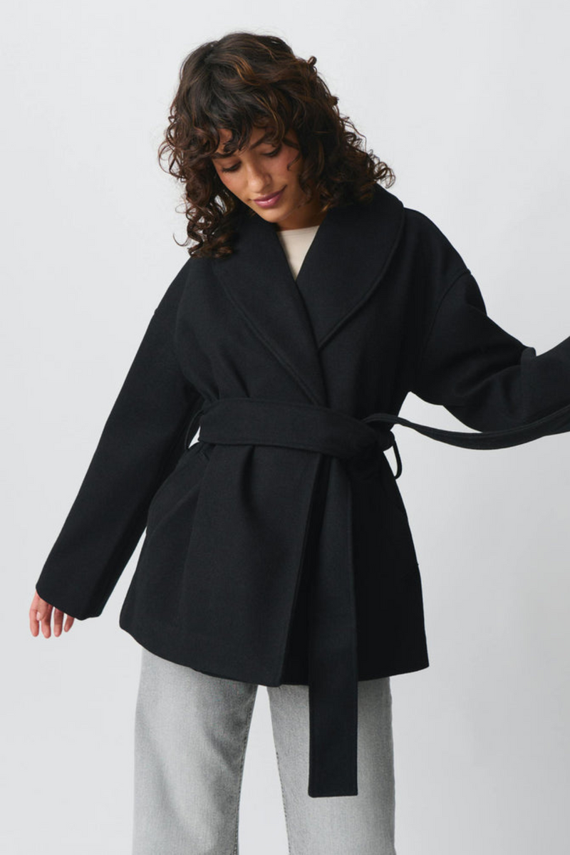 LINEA PURA – CAPOSPALLA CINTURATO CON COLLO ALTO